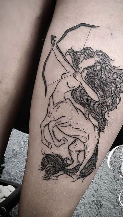 hình xăm cho người cung nhân mã Hình xăm nhân mã trên đùi, phong cách blackwork chi tiết, chất lượng HD.