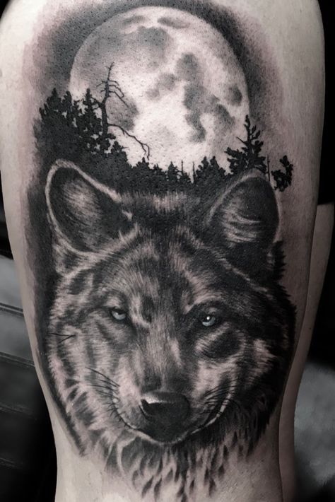 Hình xăm sói chi tiết, phong cách blackwork trên tay, nền trăng. Độ phân giải HD.