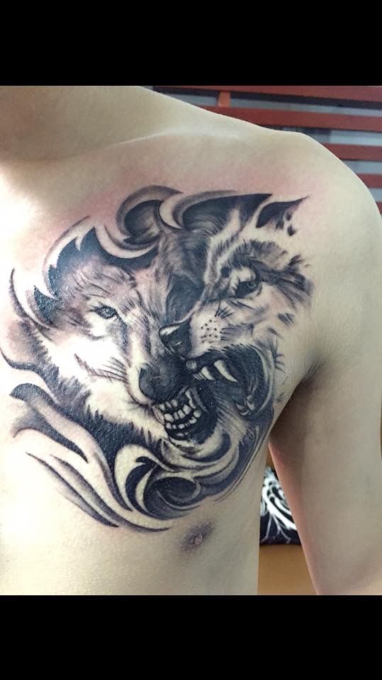 Hình xăm sói trên ngực, phong cách blackwork chi tiết, độ phân giải HD.