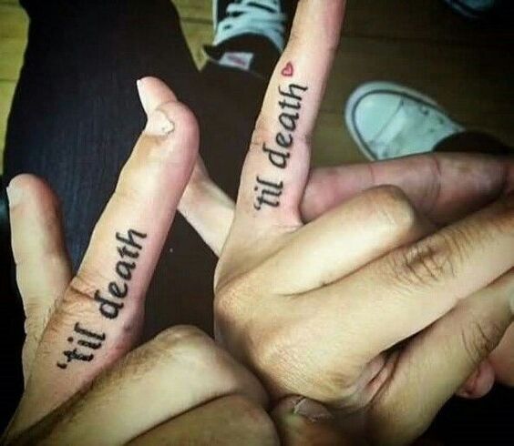 Hình xăm chữ "til death" trên ngón tay, phong cách tối giản, độ phân giải HD.