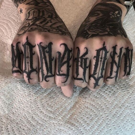 Hình xăm chữ phong cách blackwork trên ngón tay, chi tiết cao, độ phân giải HD.