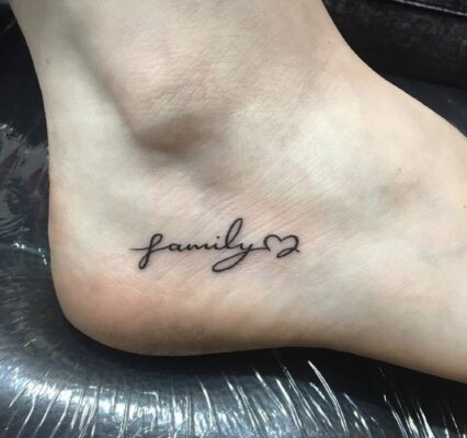 Hình xăm chữ "family" mini ở mắt cá chân, phong cách blackwork, chi tiết rõ nét, độ phân giải HD.