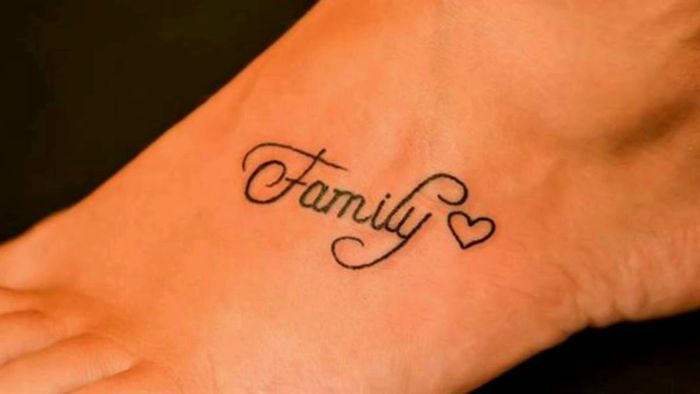 Hình xăm chữ "Family" trên bàn chân, phong cách tối giản, chi tiết rõ nét, độ phân giải HD.