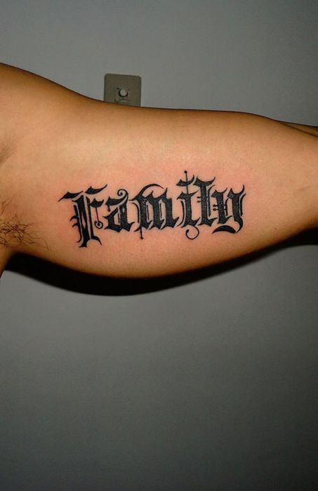 Hình xăm chữ "Family" phong cách blackwork trên bắp tay, chi tiết rõ nét, độ phân giải HD.