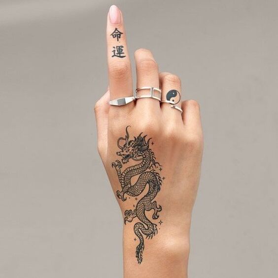 Hình xăm rồng phong cách blackwork trên mu bàn tay, chi tiết rõ nét, độ phân giải HD.