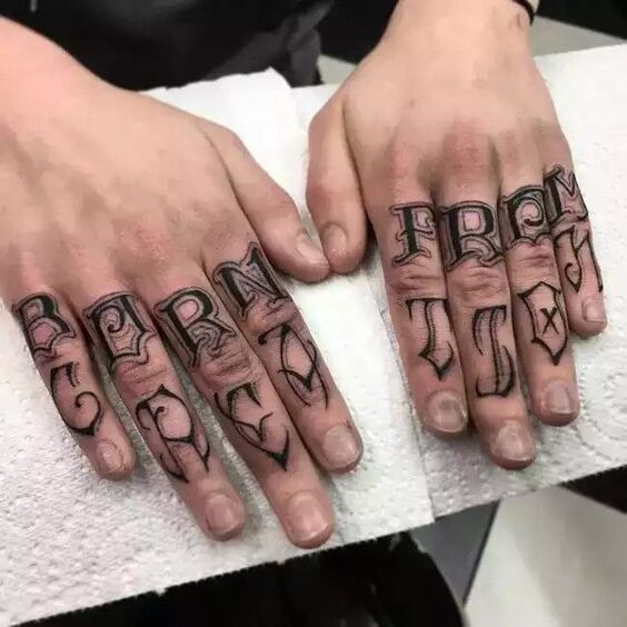 Hình xăm chữ trên ngón tay, phong cách blackwork, chi tiết rõ nét, ảnh HD.
