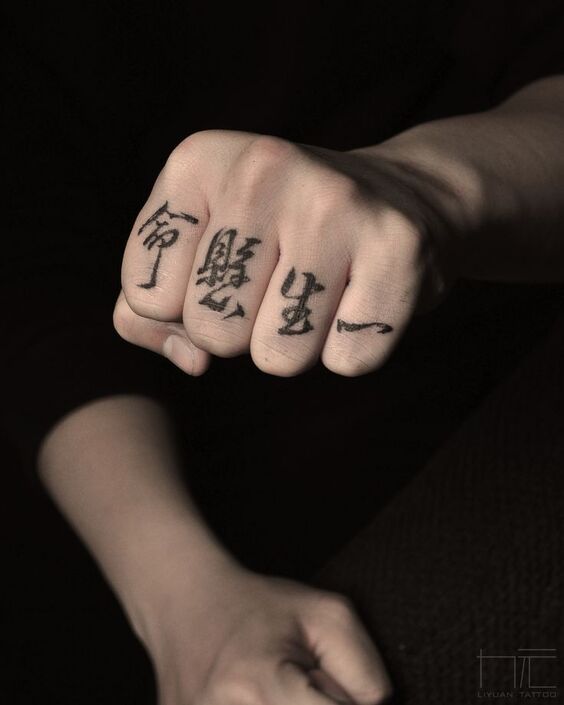 Hình xăm chữ cổ điển trên tay, phong cách blackwork, chi tiết rõ nét, độ phân giải HD.