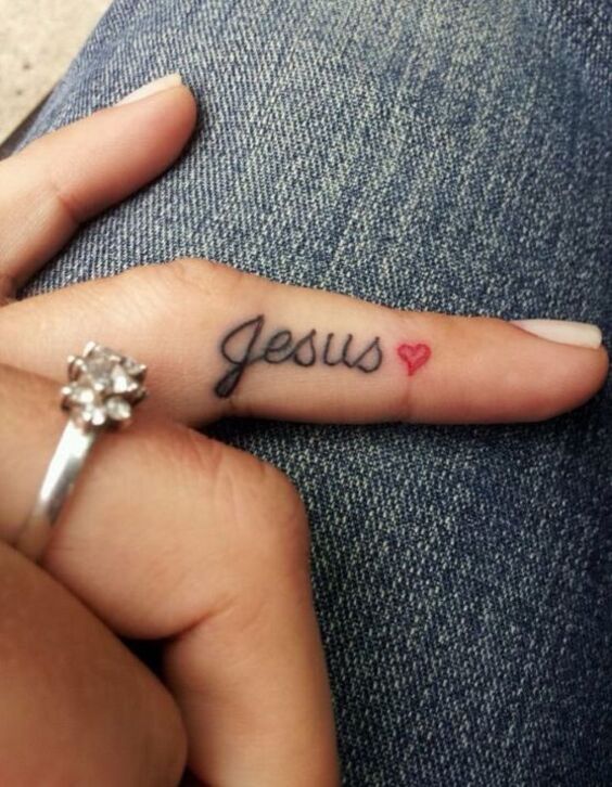 Hình xăm chữ "Jesus" trên ngón tay với trái tim đỏ, phong cách tối giản, ảnh HD rõ nét.