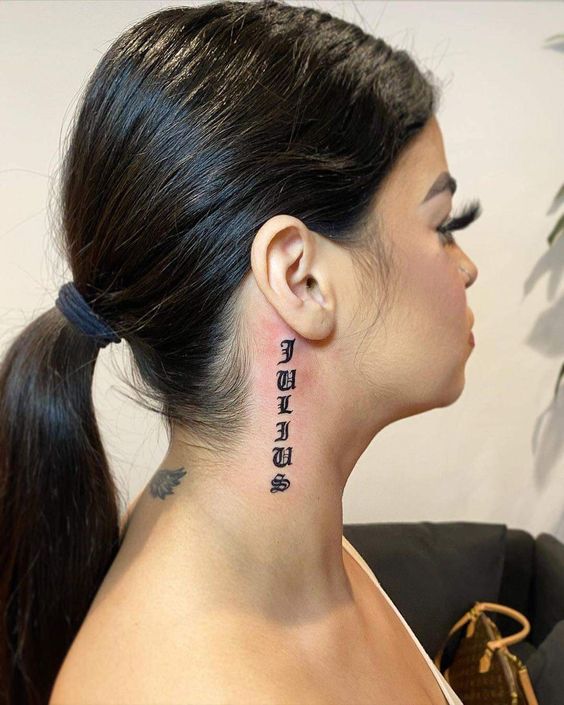 xăm chữ mini dọc sau tai Hình xăm chữ cổ điển sau tai, phong cách blackwork, độ chi tiết cao, ảnh HD.