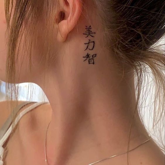 hình xăm chữ mini kiểu trung hoa Hình xăm chữ Hán sau tai, phong cách blackwork, ảnh chi tiết HD.