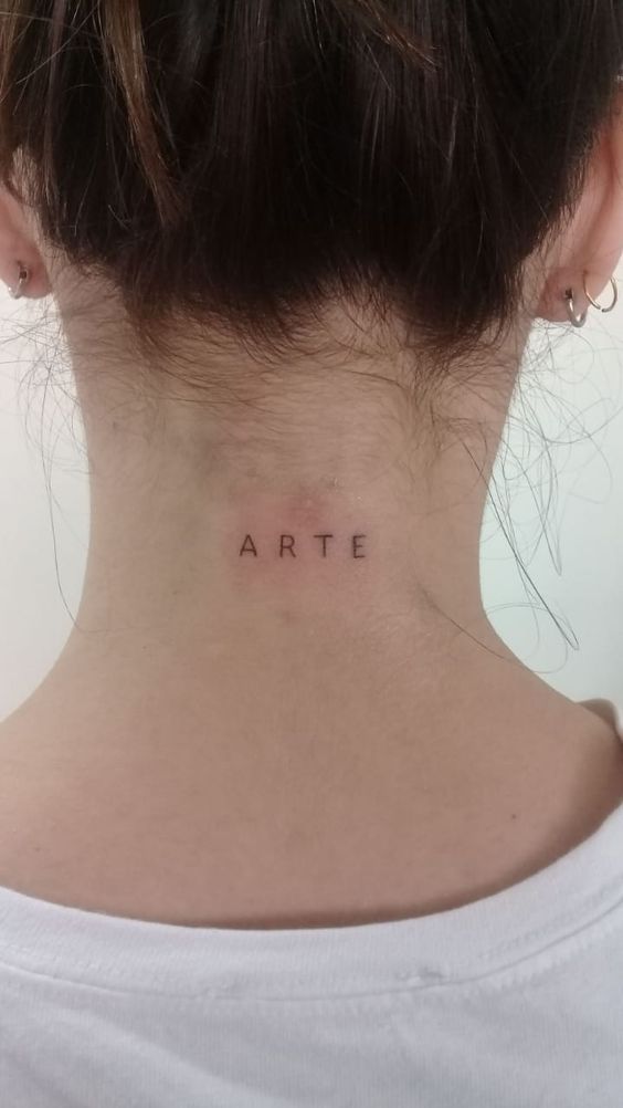 hình xăm chữ mini ở gáy mẫu 4 Hình xăm chữ "Arte" đơn giản sau gáy, phong cách tối giản, độ phân giải HD.
