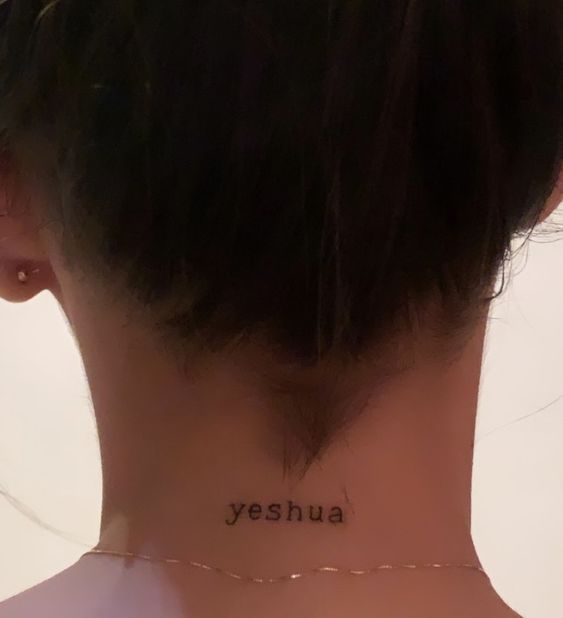 hình xăm chữ mini ở gáy mẫu 5 Hình xăm chữ "yeshua" ở sau gáy, phong cách tối giản, độ phân giải HD.