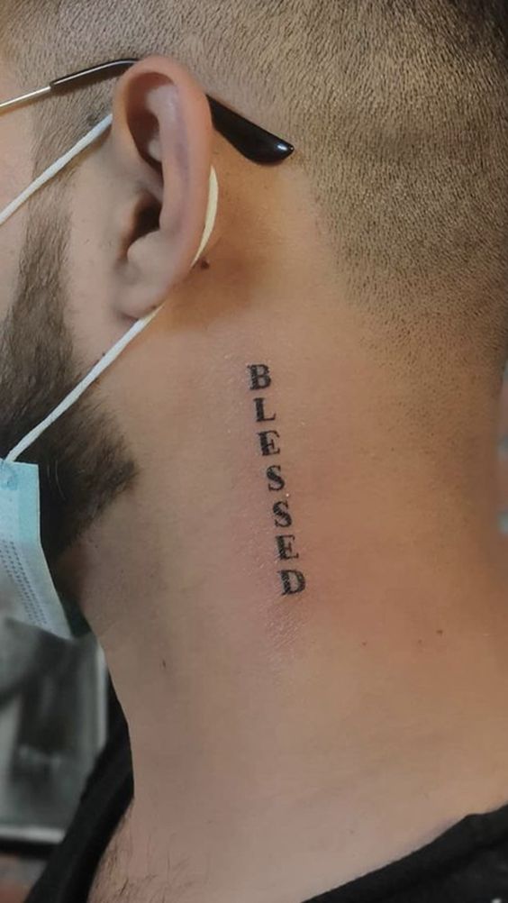 hình xăm chữ mini sau tai mẫu 1 Hình xăm chữ "Blessed" trên cổ, phong cách blackwork, độ chi tiết rõ nét, ảnh HD.