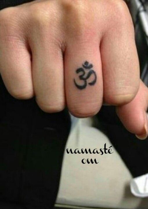 hình xăm chữ om mini ở ngón tay Hình xăm ký tự Om trên ngón tay, phong cách blackwork, chi tiết rõ nét, độ phân giải HD.