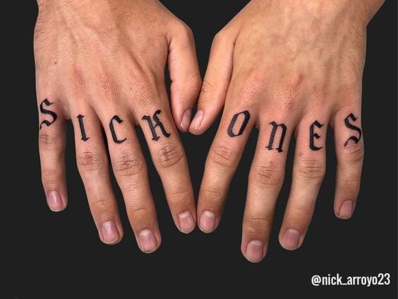 Hình xăm chữ trên ngón tay, phong cách blackwork, chi tiết rõ nét, độ phân giải HD.