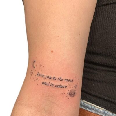 Hình xăm chữ "love you to the moon and to saturn" trên cánh tay, phong cách tinh tế, độ phân giải HD.