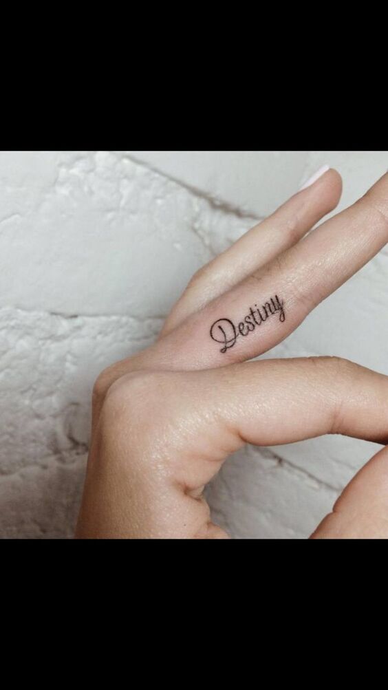 Hình xăm chữ "Destiny" trên ngón tay, phong cách tối giản, độ phân giải HD, chi tiết rõ nét.