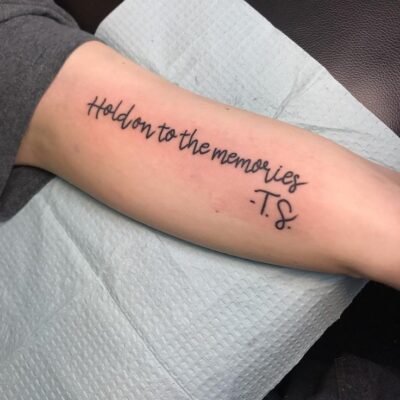 Hình xăm chữ trên tay, phong cách tối giản, độ phân giải HD, chữ viết tay "Hold on to the memories".