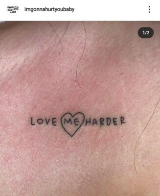 Hình xăm chữ "Love Me Harder" với trái tim nhỏ ở giữa, phong cách tối giản, vị trí trên da, ảnh chất lượng HD.