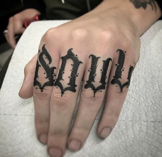 Hình xăm chữ "Soul" trên ngón tay, phong cách blackwork, chi tiết sắc nét, độ phân giải HD.
