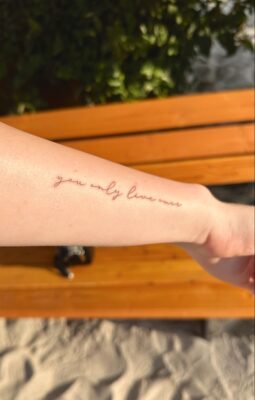 hình xăm chữ you only live once dọc cổ tay Hình xăm chữ trên cánh tay, phong cách tối giản, chụp ở độ phân giải HD.