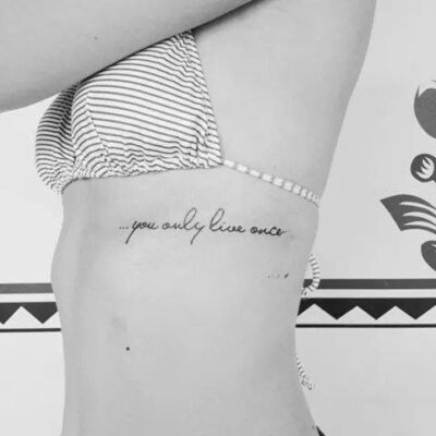 hình xăm chữ you only live once đơn giản Hình xăm chữ ở sườn, phong cách tối giản, độ phân giải HD.