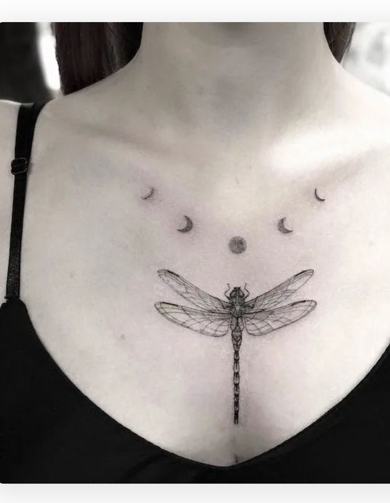 Hình xăm chuồn chuồn và mặt trăng ở ngực, phong cách blackwork, chi tiết rõ nét, độ phân giải HD.
