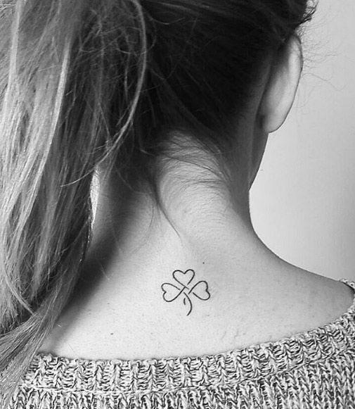 hình xăm cỏ ba lá mini mang đến may mắn Hình xăm cỏ ba lá mini ở gáy, phong cách blackwork, độ phân giải HD.