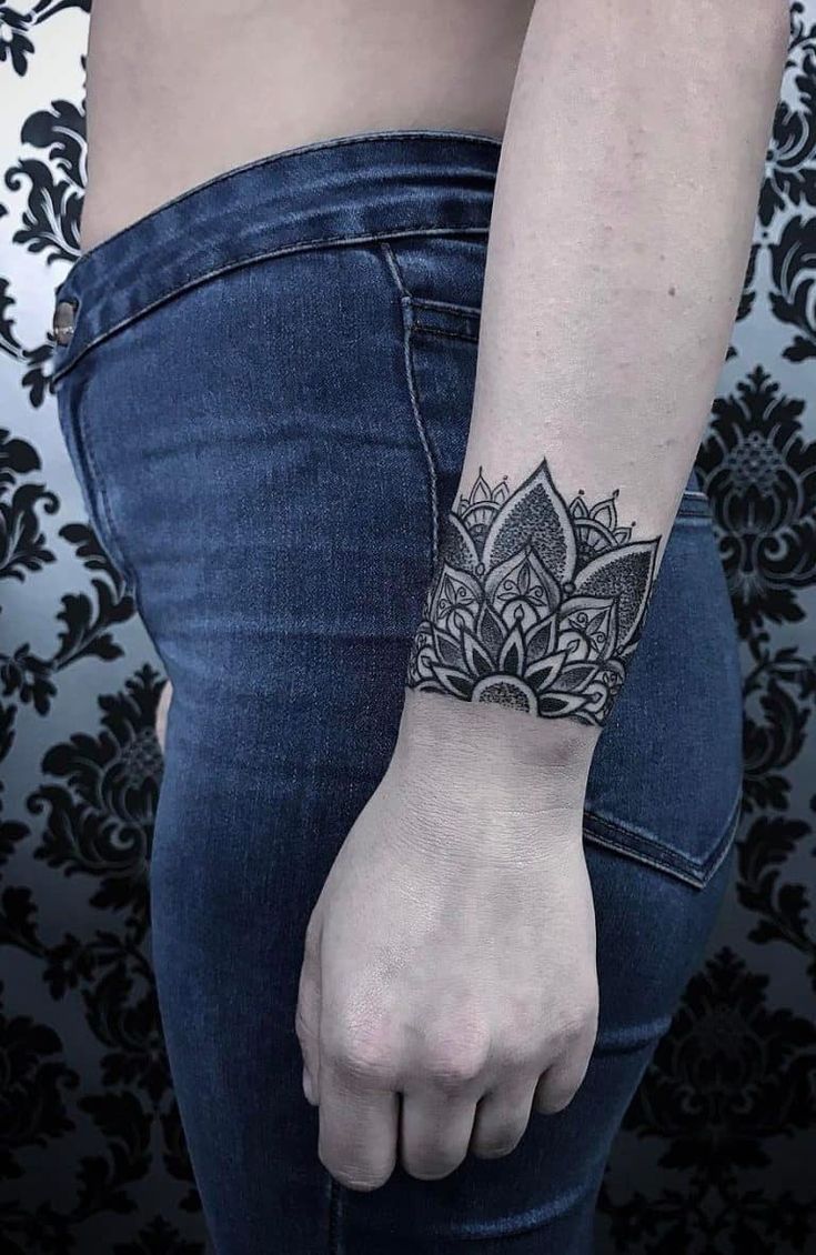 Hình xăm mandala cổ tay, phong cách blackwork chi tiết, độ phân giải HD.
