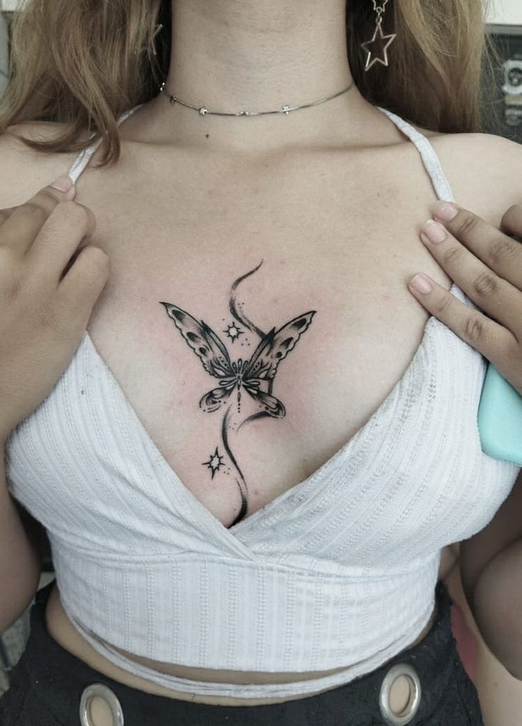 Hình xăm bướm blackwork ở ngực, phong cách tối giản, độ chi tiết cao, ảnh HD.