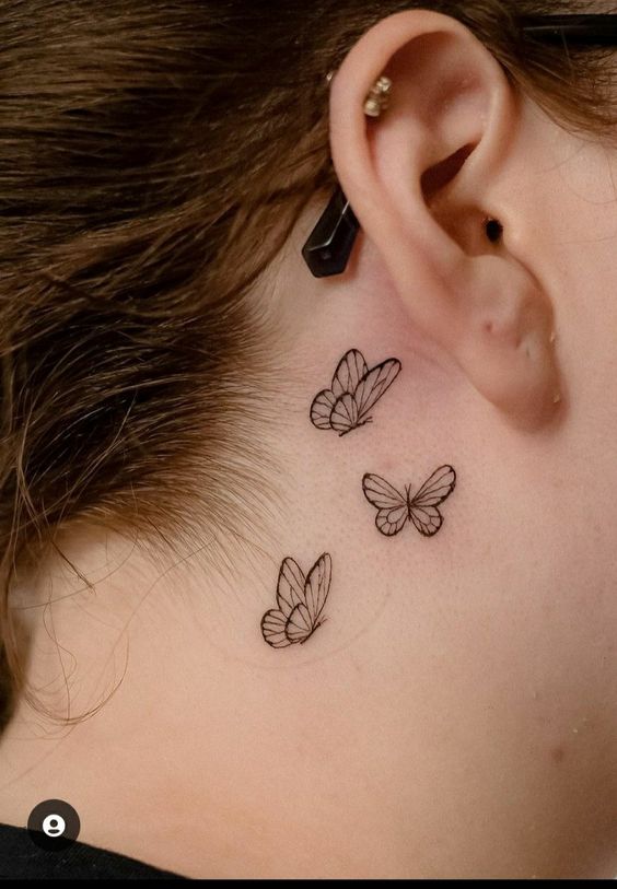 hình xăm con bướm mini sau tai Hình xăm bướm mini sau tai, phong cách blackwork, chi tiết rõ nét, ảnh HD.