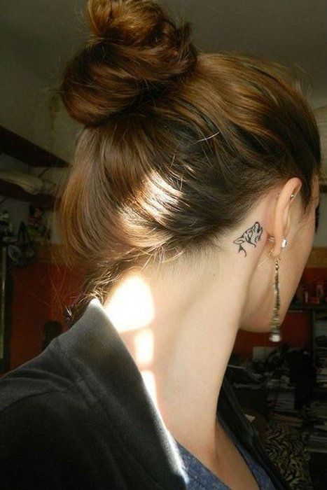 hình xăm con chó mini sau tai Hình xăm nhỏ sau tai, phong cách blackwork, hình cá, độ phân giải HD.