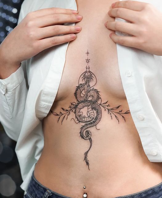 Hình xăm rồng phong cách blackwork chi tiết trên ngực, ảnh HD.