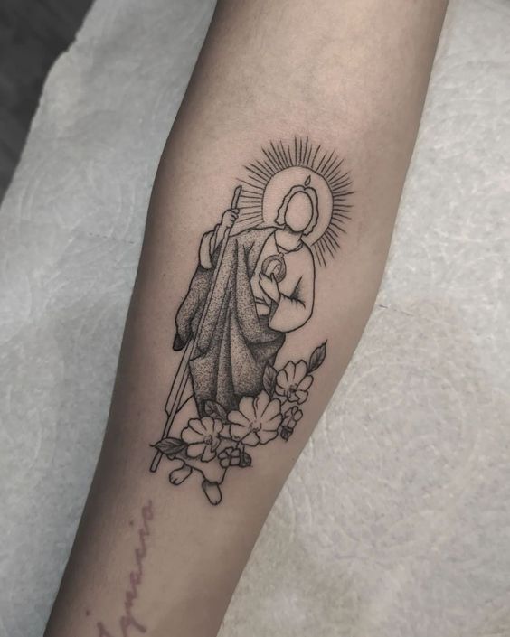 hình xăm công giáo mini và hoa Hình xăm Phật và hoa trên cánh tay, phong cách blackwork chi tiết, ảnh độ phân giải HD.
