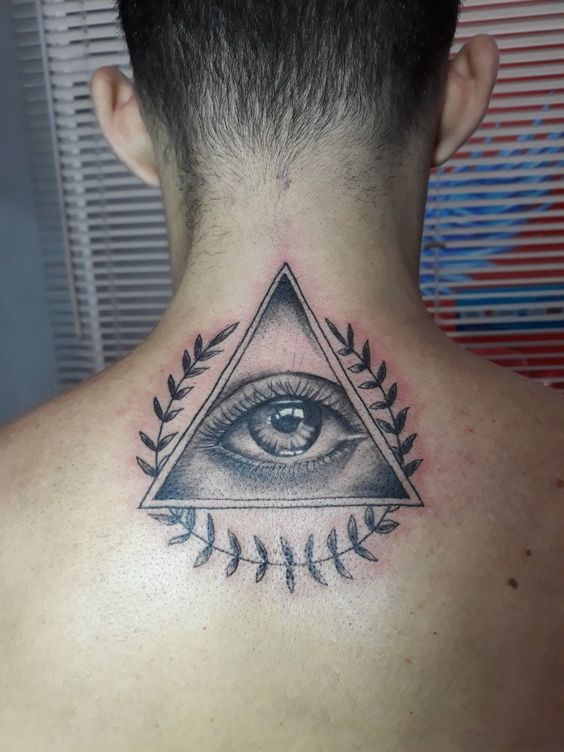 Hình xăm con mắt trong tam giác, sau gáy, phong cách blackwork, chi tiết cao, ảnh độ phân giải HD.