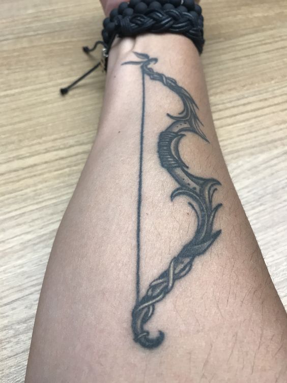 hình xăm cung dọc cánh tay Hình xăm cung tên phong cách blackwork trên cẳng tay, chi tiết rõ nét, ảnh HD.