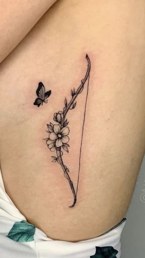 hình xăm cung tên dọc sườn Hình xăm hoa và bướm phong cách blackwork trên lườn, chi tiết tinh tế, ảnh HD.