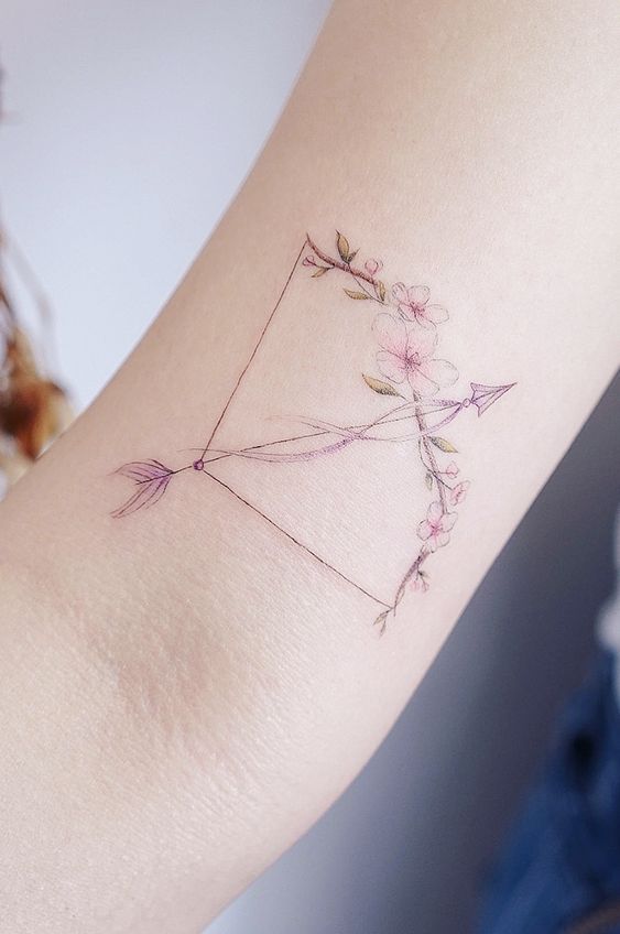 hình xăm cung tên theo phong cách riêng Hình xăm mini cung tên hoa, vị trí cánh tay, phong cách màu nước, chi tiết tinh tế, ảnh HD.