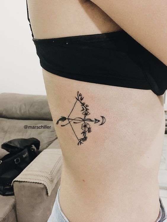 hình xăm cung thủ cho nữ Hình xăm cung tên hoa lá trên sườn, phong cách blackwork, chi tiết, ảnh HD.