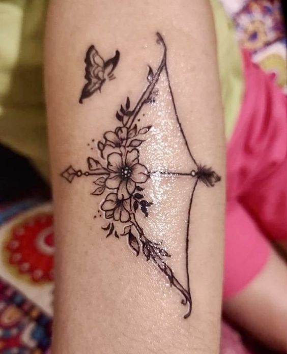 hình xăm cung thủ và cánh bướm Hình xăm cung hoa trên tay phong cách blackwork, chi tiết rõ nét, độ phân giải HD.
