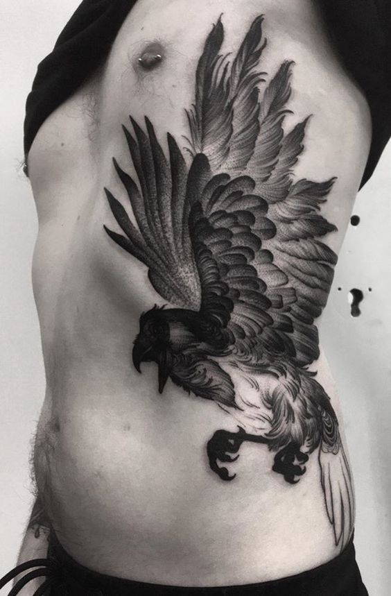Hình xăm đại bàng trên lườn, phong cách blackwork chi tiết, ảnh HD.