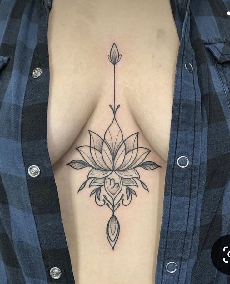 Hình xăm hoa phong cách blackwork ở ngực, chi tiết tinh xảo, độ phân giải cao.