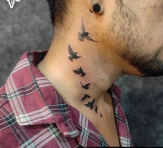 hình xăm đàn chim mini bay theo hàng Hình xăm chim bay trên cổ, phong cách blackwork, chi tiết rõ nét, độ phân giải HD.
