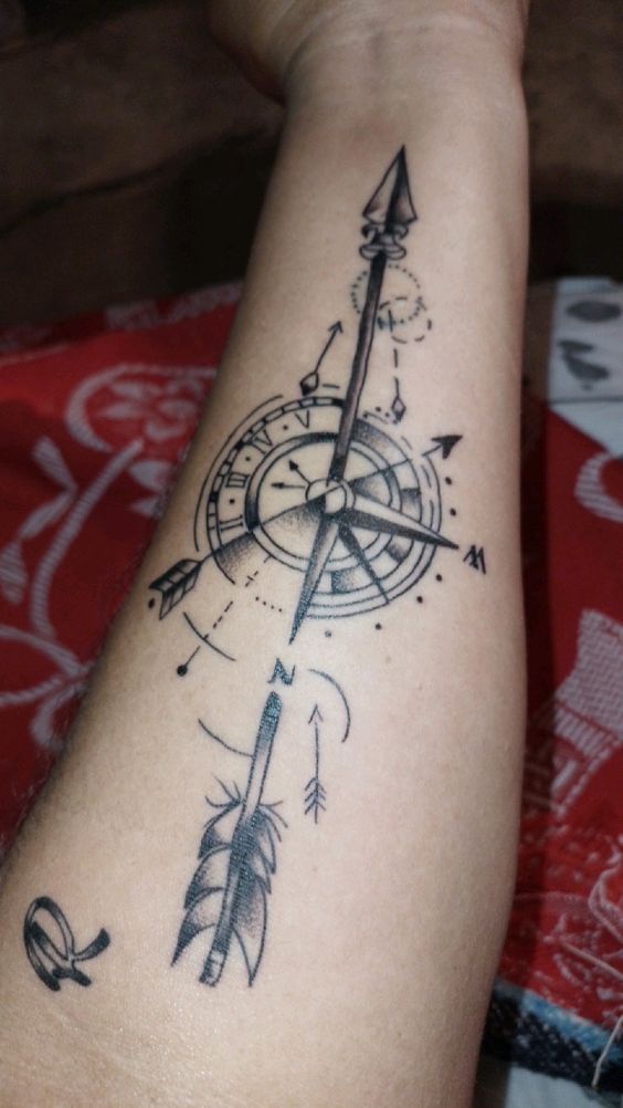 hình xăm dành cho khách cực đẹp Hình xăm la bàn blackwork trên cánh tay, chi tiết rõ nét, ảnh HD.