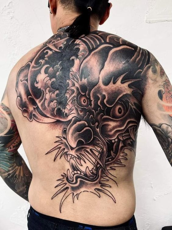 hình xăm đầu rồng đen trên lưng đầy cá tính Hình xăm rồng cổ điển trên lưng, phong cách blackwork chi tiết, độ phân giải HD.