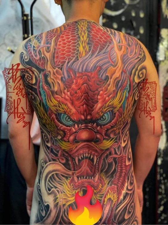 hình xăm đầu rồng đỏ che kín lưng Hình xăm rồng đầy màu sắc trên lưng, phong cách cổ điển, chi tiết tinh xảo, độ phân giải HD.