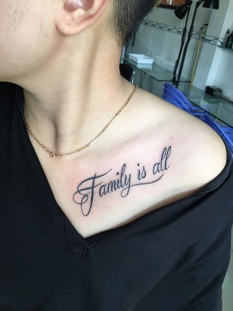 Hình xăm chữ "Family is all" trên vai, phong cách chữ viết tay, độ phân giải HD.