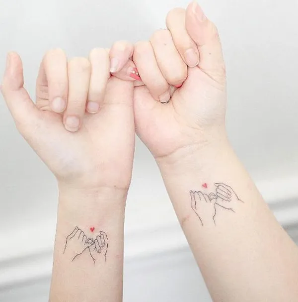 Hình xăm đôi tay móc ngoéo với trái tim mini, vị trí cổ tay, phong cách tối giản, ảnh HD.