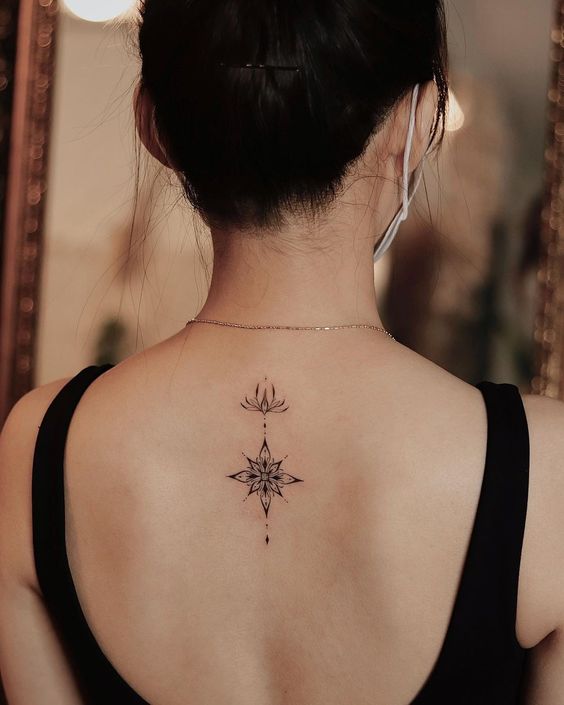 hình xăm đóa sen mini thuần khiết ở gáy Hình xăm hoa phong cách blackwork trên lưng, chi tiết tinh tế, ảnh HD.