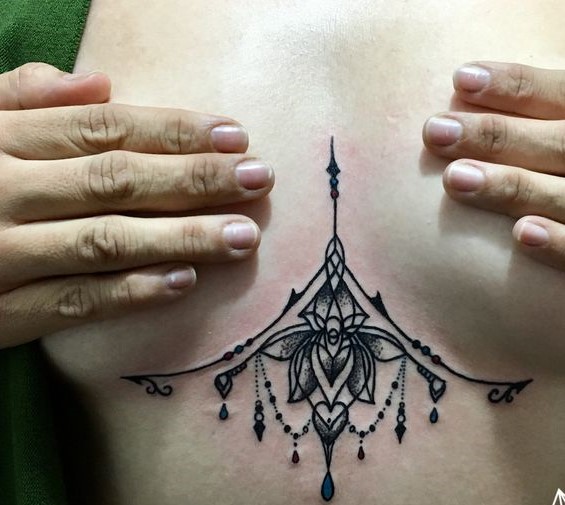 Hình xăm mandala trên ngực, phong cách blackwork, chi tiết tinh xảo, ảnh chất lượng HD.